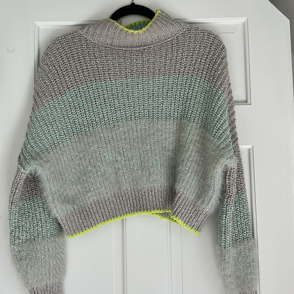 Free People mini turtle neck sweater. Worn once- size xs.